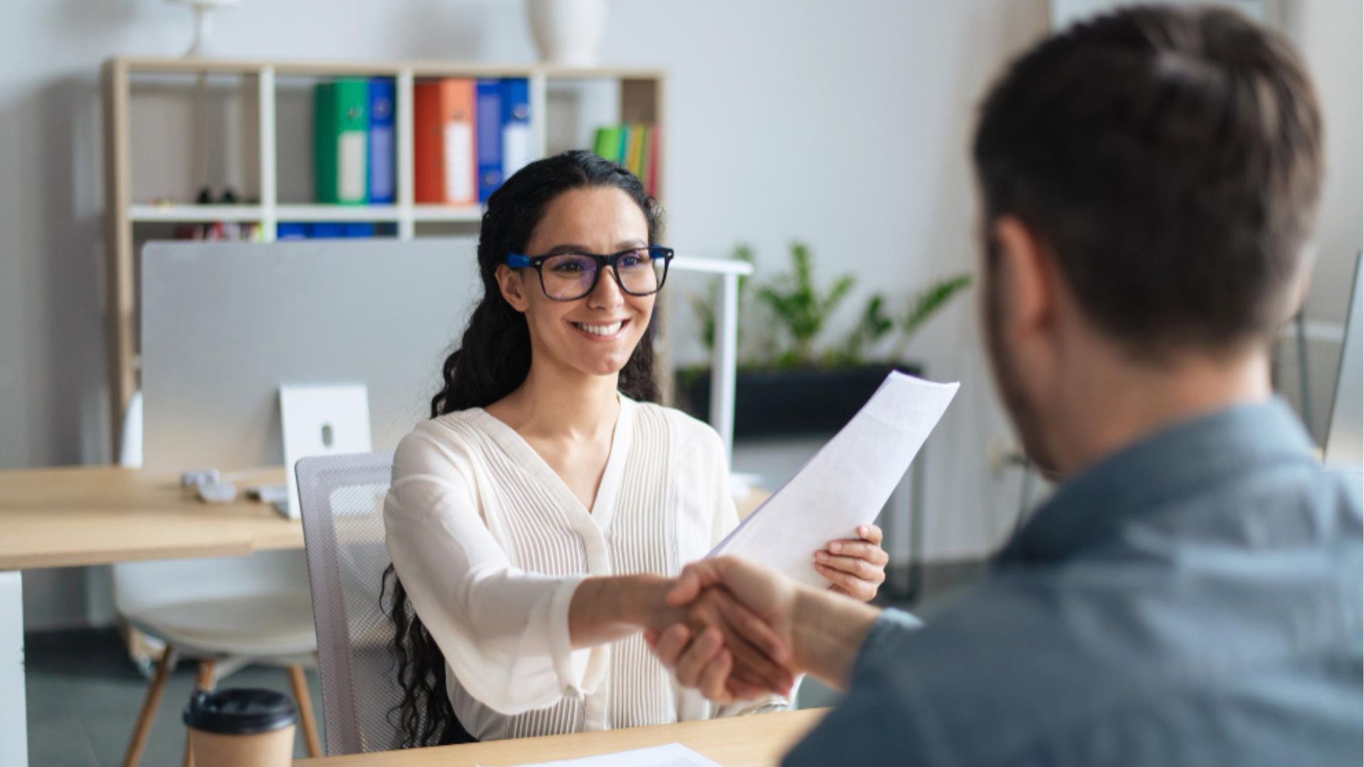 Entre los empleos disponibles se encuentran cargos como asesor comercial call center, auxiliar de ruta, conductor C1 y C2.